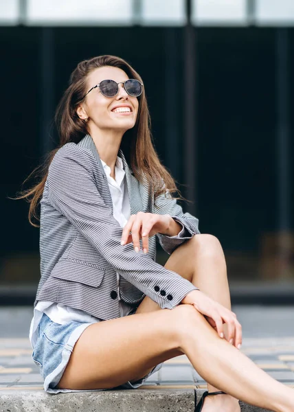 Modieuze Mooie Vrouw Zittend Straat — Stockfoto