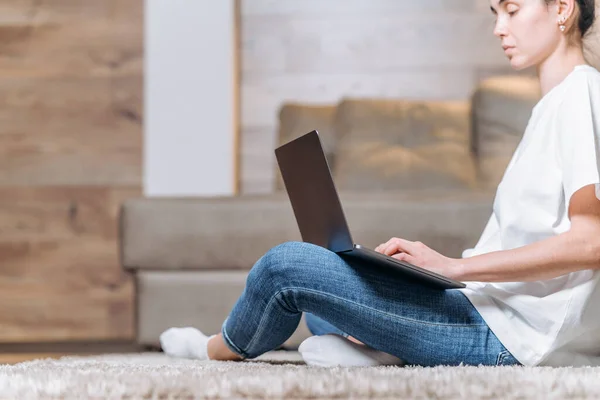 Meisje Thuis Zitten Werken Surfen Online Laptop — Stockfoto