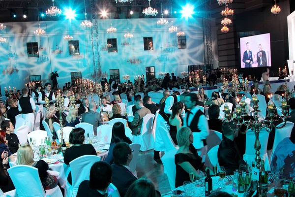 Hermosa Sala Banquetes Mucha Gente Banquete Está Sentada Las Mesas — Foto de Stock