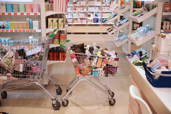 Large Cart Products Perfume Cosmetics Store Etoile Kaleidoscope Shopping Center — стоковое фото