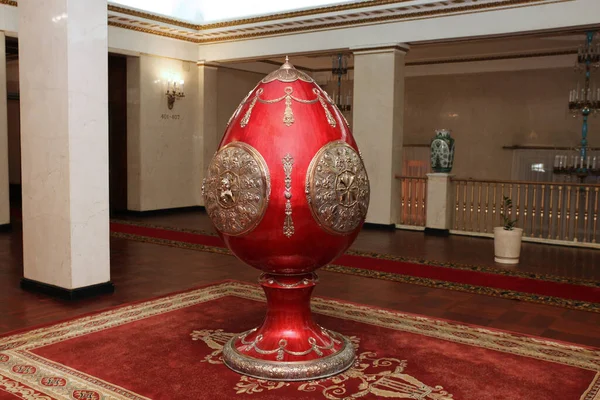 アンティークソヴェツキーホテルで巨大な赤いファベルジュスタイルの卵 Leingradsky Prospekt モスクワだ 2016 — ストック写真