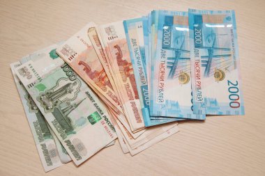 Rus banknotları 1000, 2000 ve 5000 ruble değerindedir. Moskova. 30.12.2018.