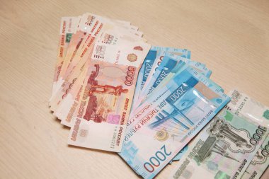 Rusya Bankası 'nın parası masada, banknotlar 1000, 2000 ve 5000 ruble değerinde. Moskova. 30.12.2018.