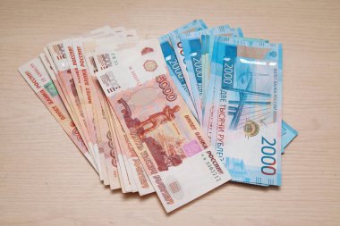 Rusya Bankası 'nın banknotları masanın üzerinde, 1000, 2000 ve 5000 rublelik banknotlar halinde. Moskova. 30.12.2018.