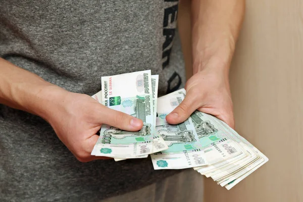 Dinheiro Notas 1000 Rublos Nas Mãos Jovem Moscovo 2019 — Fotografia de Stock