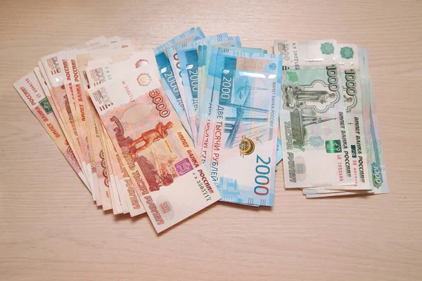 Masadaki para, 1000, 2000 ve 5000 ruble 'lik banknotlar. Moskova. 30.12.2018.