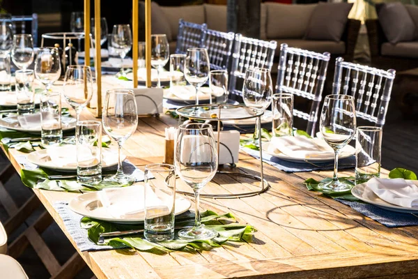 Şenlik şöleninden önce masa dekorasyonu. Tatilden önce dekorasyon.. 