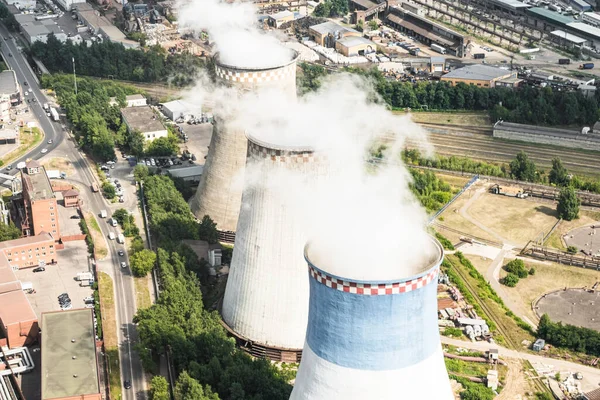 Fabrika. Soğutma kulesi. Yukarıdan bak. Çevre kirliliği.