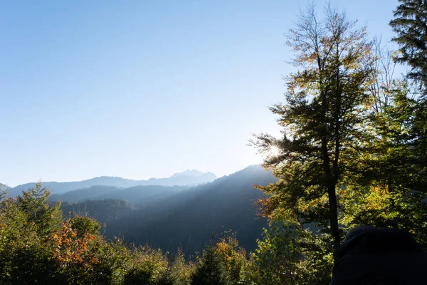 Dağlar ve güneş. Dağlara bak. Güneş ışınlarına bak.. 