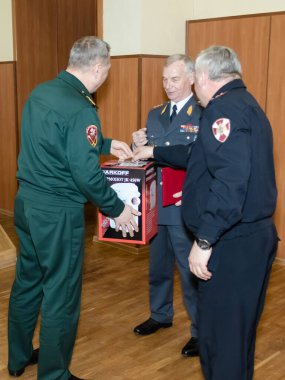 Moskova, Rusya - 12.02.2019: Rusya Federasyonu Ulusal Muhafız Teşkilatı Merkez Bölgesi Komutanı Orgeneral Igor Golloyev, Silah Kontrol Servisi çalışanlarını yıldönümleri için tebrik etti..