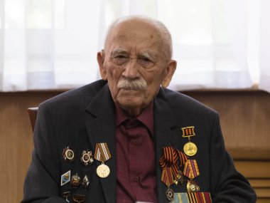 Moskova, Rusya - 07.05.2019: Büyük Vatanseverlik Savaşı gazileri Bilinmeyen Asker Mezarlığında Zafer Günü arifesinde