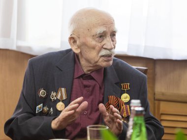Moskova, Rusya - 07.05.2019: Büyük Vatanseverlik Savaşı gazileri Bilinmeyen Asker Mezarlığında Zafer Günü arifesinde