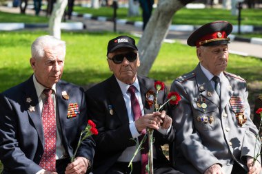 Moskova, Rusya - 07.05.2019: Büyük Vatanseverlik Savaşı gazileri Bilinmeyen Asker Mezarlığında Zafer Günü arifesinde