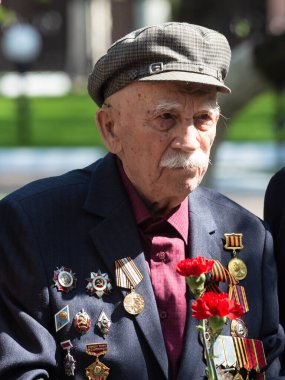 Moskova, Rusya - 07.05.2019: Büyük Vatanseverlik Savaşı gazileri Bilinmeyen Asker Mezarlığında Zafer Günü arifesinde