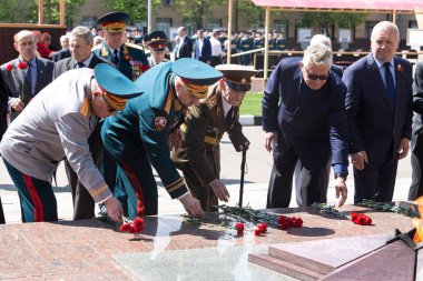 Moskova, Rusya - 07.05.2019: Büyük Vatanseverlik Savaşı gazileri Bilinmeyen Asker Mezarlığında Zafer Günü arifesinde