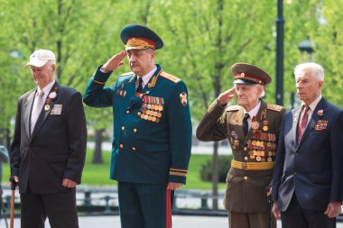 Moskova, Rusya - 07.05.2019: Büyük Vatanseverlik Savaşı gazileri Bilinmeyen Asker Mezarlığında Zafer Günü arifesinde