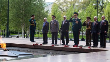 Moskova, Rusya - 07.05.2019: Büyük Vatanseverlik Savaşı gazileri Bilinmeyen Asker Mezarlığında Zafer Günü arifesinde