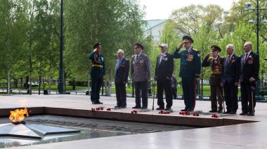 Moskova, Rusya - 07.05.2019: Büyük Vatanseverlik Savaşı gazileri Bilinmeyen Asker Mezarlığında Zafer Günü arifesinde