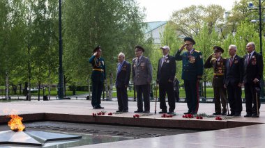 Moskova, Rusya - 07.05.2019: Büyük Vatanseverlik Savaşı gazileri Bilinmeyen Asker Mezarlığında Zafer Günü arifesinde