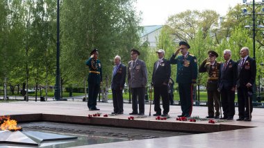 Moskova, Rusya - 07.05.2019: Büyük Vatanseverlik Savaşı gazileri Bilinmeyen Asker Mezarlığında Zafer Günü arifesinde