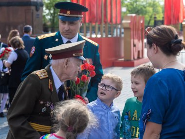 Moskova, Rusya - 07.05.2019: Büyük Vatanseverlik Savaşı gazileri Bilinmeyen Asker Mezarlığında Zafer Günü arifesinde
