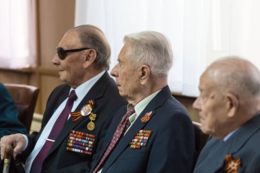 Moskova, Rusya - 07.05.2019: Büyük Vatanseverlik Savaşı gazileri Bilinmeyen Asker Mezarlığında Zafer Günü arifesinde