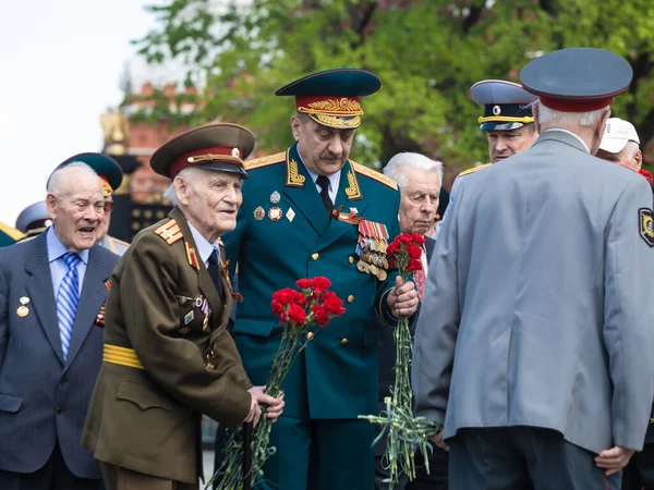 Moskova, Rusya - 07.05.2019: Büyük Vatanseverlik Savaşı gazileri Bilinmeyen Asker Mezarlığında Zafer Günü arifesinde