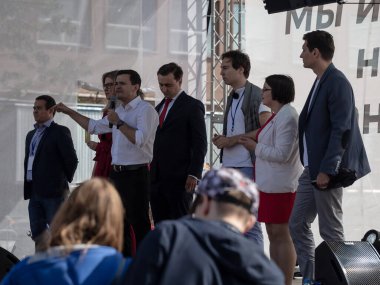 Moskova, Rusya - 20.07.2019: Bağımsız adayların Moskova Duma seçimlerine kabul edilmesi için Sakharov Bulvarı 'nda toplanın