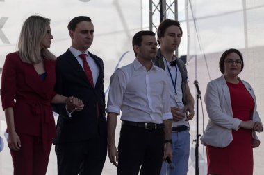 Moskova, Rusya - 20.07.2019: Bağımsız adayların Moskova Duma seçimlerine kabul edilmesi için Sakharov Bulvarı 'nda toplanın