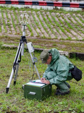Moskova Bölgesi, Rusya - 25.07.2019: Rus Muhafızlarının Merkez Bölgesi askeri birliklerinin kimyasal koruma birimlerinin saha çıkışı Moskova bölgesinde ayrı bir operasyon tugayının eğitim sahasında gerçekleşti.