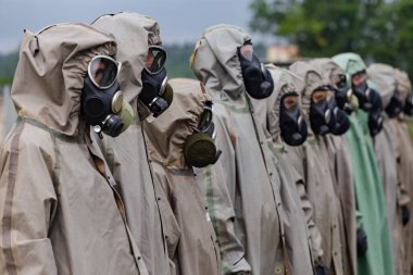 Moskova Bölgesi, Rusya - 25.07.2019: Rus Muhafızlarının Merkez Bölgesi askeri birliklerinin kimyasal koruma birimlerinin saha çıkışı Moskova bölgesinde ayrı bir operasyon tugayının eğitim sahasında gerçekleşti.