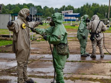 Moskova Bölgesi, Rusya - 25.07.2019: Rus Muhafızlarının Merkez Bölgesi askeri birliklerinin kimyasal koruma birimlerinin saha çıkışı Moskova bölgesinde ayrı bir operasyon tugayının eğitim sahasında gerçekleşti.