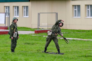 Moskova Bölgesi, Rusya - 25.07.2019: Rus Muhafızlarının Merkez Bölgesi askeri birliklerinin kimyasal koruma birimlerinin saha çıkışı Moskova bölgesinde ayrı bir operasyon tugayının eğitim sahasında gerçekleşti.