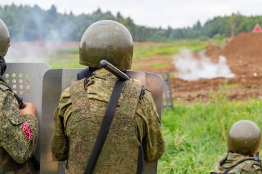 Moskova Bölgesi, Rusya - 25.07.2019: Rus Muhafızlarının Merkez Bölgesi askeri birliklerinin kimyasal koruma birimlerinin saha çıkışı Moskova bölgesinde ayrı bir operasyon tugayının eğitim sahasında gerçekleşti.