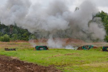 Moskova Bölgesi, Rusya - 25.07.2019: Rus Muhafızlarının Merkez Bölgesi askeri birliklerinin kimyasal koruma birimlerinin saha çıkışı Moskova bölgesinde ayrı bir operasyon tugayının eğitim sahasında gerçekleşti.
