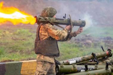 Moskova Bölgesi, Rusya - 25.07.2019: Rus Muhafızlarının Merkez Bölgesi askeri birliklerinin kimyasal koruma birimlerinin saha çıkışı Moskova bölgesinde ayrı bir operasyon tugayının eğitim sahasında gerçekleşti.