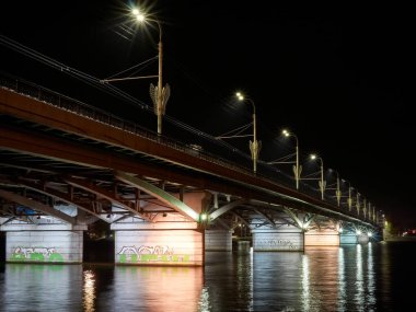Sonbahar gecesinde Voronezh gölünün üzerindeki Chernavsky Köprüsü