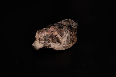 Siyah arkaplanda dağ minerali