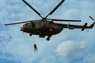 Kaluga Bölgesi, Rusya - 13.09.2019: Rus Muhafız Teşkilatı Merkez Bölgesi 'nin SOBR (terörle mücadele birimi) subaylarıyla askeri bir havaalanında Mi-8 helikopterlerinden paraşütsüz iniş gerçekleştirildi.
