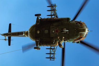 Kaluga Bölgesi, Rusya - 13.09.2019: Rus Muhafız Teşkilatı Merkez Bölgesi 'nin SOBR (terörle mücadele birimi) subaylarıyla askeri bir havaalanında Mi-8 helikopterlerinden paraşütsüz iniş gerçekleştirildi.