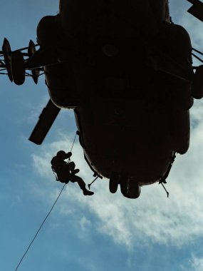 Kaluga Bölgesi, Rusya - 13.09.2019: Rus Muhafız Teşkilatı Merkez Bölgesi 'nin SOBR (terörle mücadele birimi) subaylarıyla askeri bir havaalanında Mi-8 helikopterlerinden paraşütsüz iniş gerçekleştirildi.