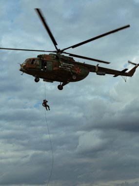Kaluga Bölgesi, Rusya - 13.09.2019: Rus Muhafız Teşkilatı Merkez Bölgesi 'nin SOBR (terörle mücadele birimi) subaylarıyla askeri bir havaalanında Mi-8 helikopterlerinden paraşütsüz iniş gerçekleştirildi.