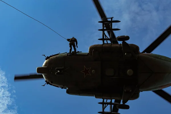 러시아 2019 러시아 근위대 Sobr 장교들 비행장에서 헬리콥터의 낙하산없는 수행되었다 — 스톡 사진