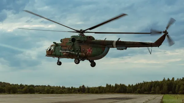 ロシアのカルガ地方 2019 ロシアガード中央地区のSobr テロ対策部隊 の将校との軍事飛行場では 8ヘリコプターからのパラシュートのない着陸が行われました — ストック写真