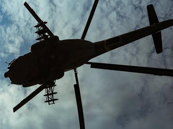 俄罗斯卡卢加地区 2019年9月13日 在一个有俄罗斯卫队中央区Sobr 反恐单位 军官的军用机场 8直升机进行了无降落伞着陆 图库图片