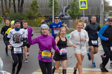 Moskova, Rusya - 22,09.2019: 85 ülkeden profesyonel sporcular ve amatör koşucular Moskova Maratonu 'nda bir araya geldiler.