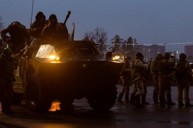 Moskova Bölgesi, Rusya - 07.12.2019: Sergiev Posad 'daki iç birliklerin kıdemli askerleri tarafından Grozny' ye yapılan saldırının yeniden inşası
