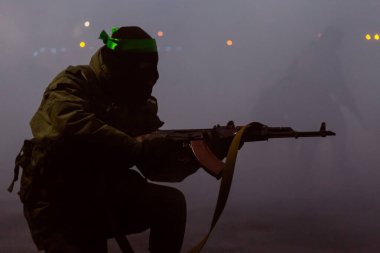 Moskova Bölgesi, Rusya - 07.12.2019: Sergiev Posad 'daki iç birliklerin kıdemli askerleri tarafından Grozny' ye yapılan saldırının yeniden inşası