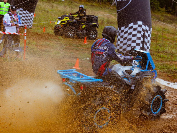 Московская область, Россия - 28.09.2019: Первые соревнования по автобиатлону "Живая Сталь", квалификационный раунд Кубка России ДОСААФ по джипу 2019, Мото цунами "Живая сталь 2019""