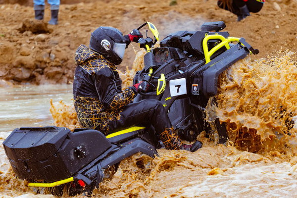 Московская область, Россия - 28.09.2019: Первые соревнования по автобиатлону "Живая Сталь", квалификационный раунд Кубка России ДОСААФ по джипу 2019, Мото цунами "Живая сталь 2019""